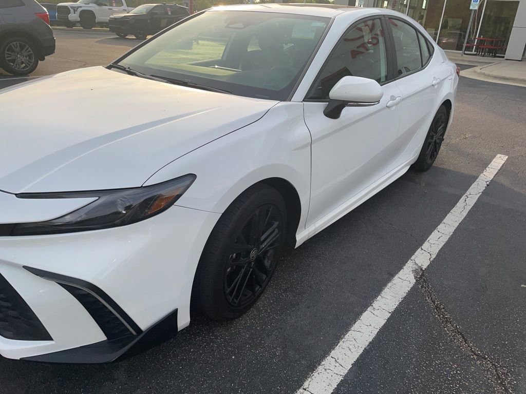 Used 2025 Toyota Camry SE w/ Convenience Package FWD image 3