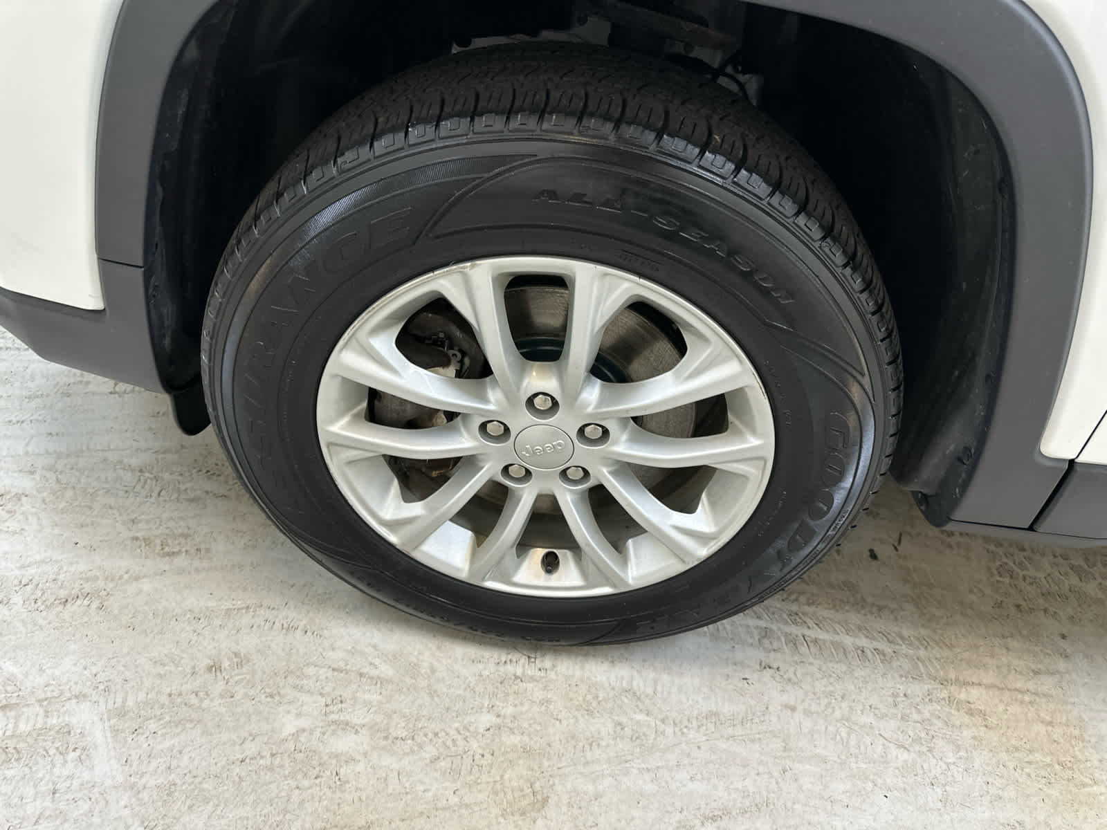Used 2020 Jeep Cherokee Latitude w/ Cold Weather Group image 11
