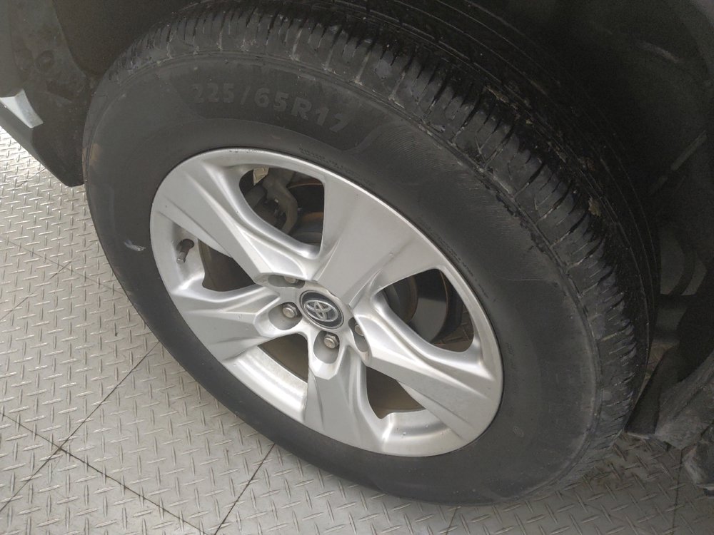 Used 2020 Toyota RAV4 XLE image 31