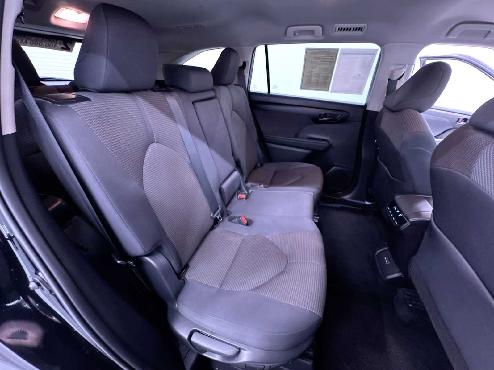 Used 2025 Toyota Highlander LE FWD image 36