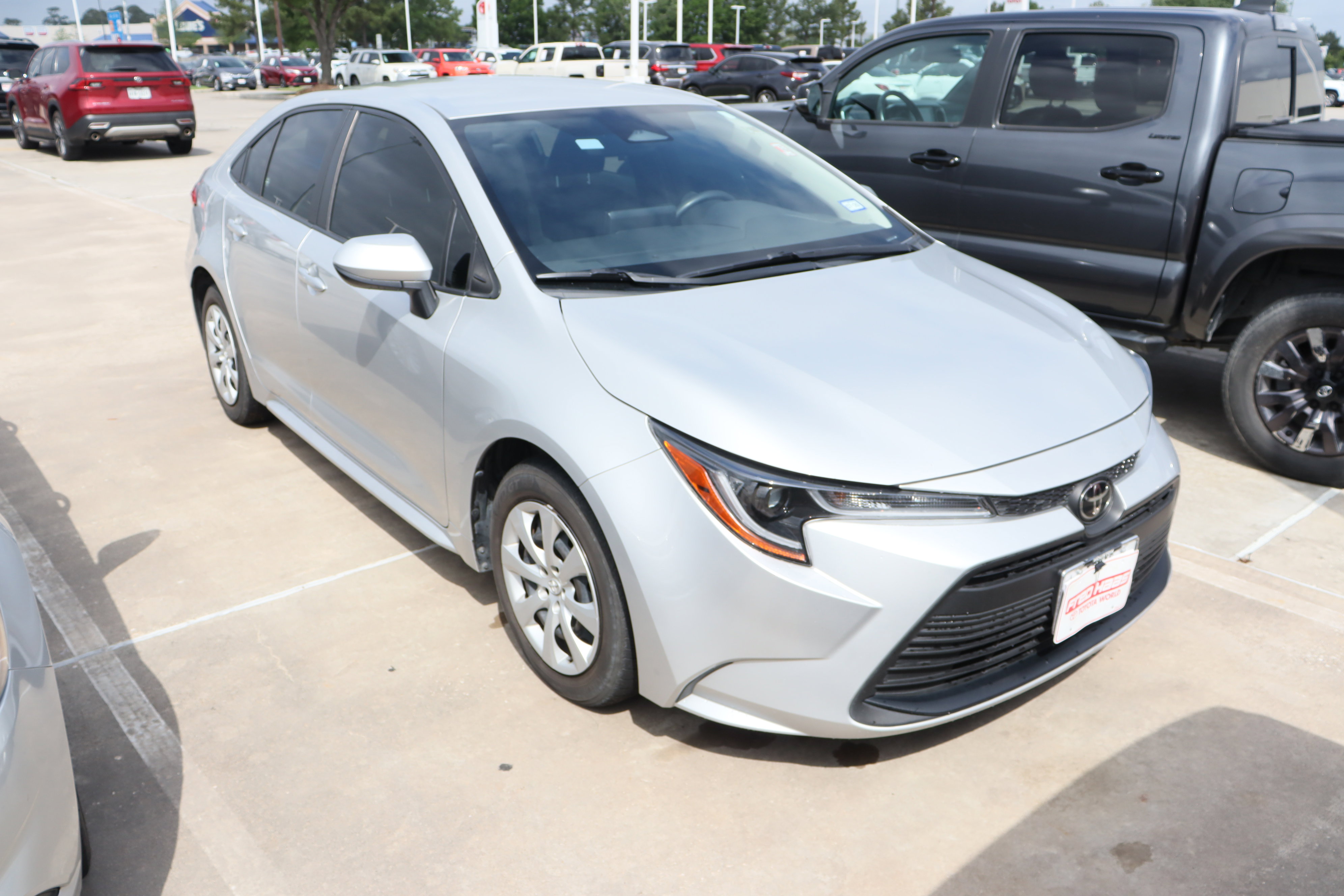 Used 2023 Toyota Corolla LE image 2