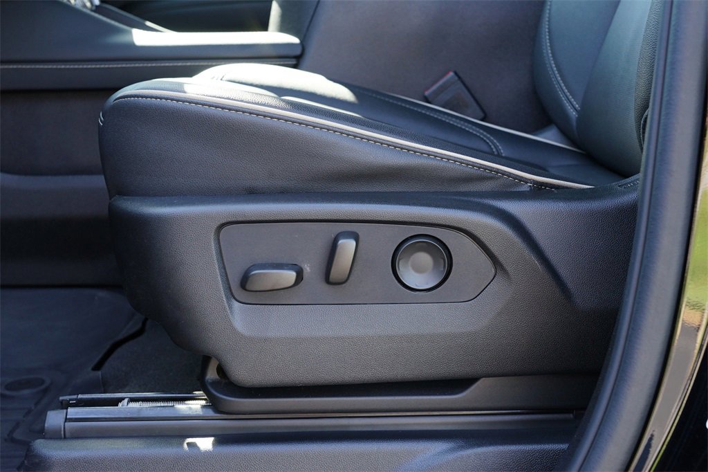 Used 2023 GMC Yukon XL SLT w/ SLT Luxury Package image 15