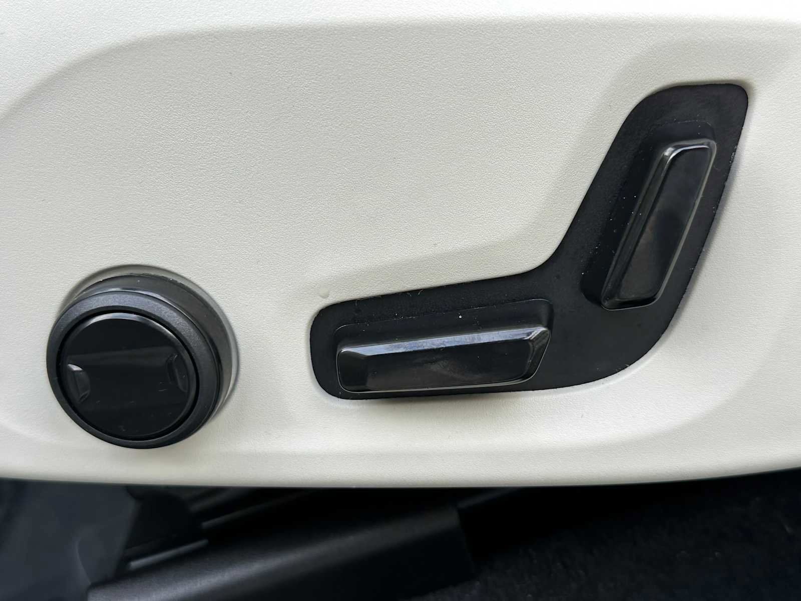 Used 2025 Volvo XC60 B5 Plus w/ Protection Package Premier image 22