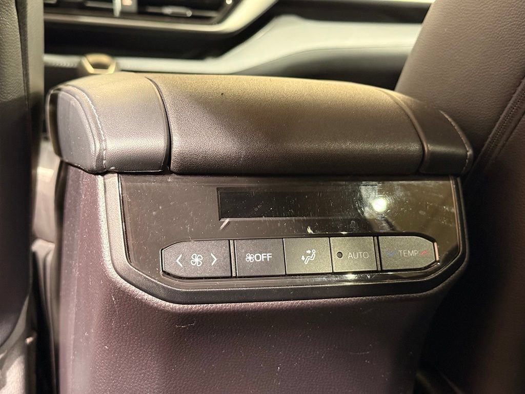 Used 2022 Toyota Highlander XLE AWD/4WD image 22