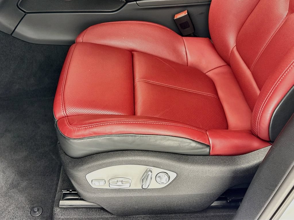 Certified 2025 Porsche Macan AWD/4WD image 13