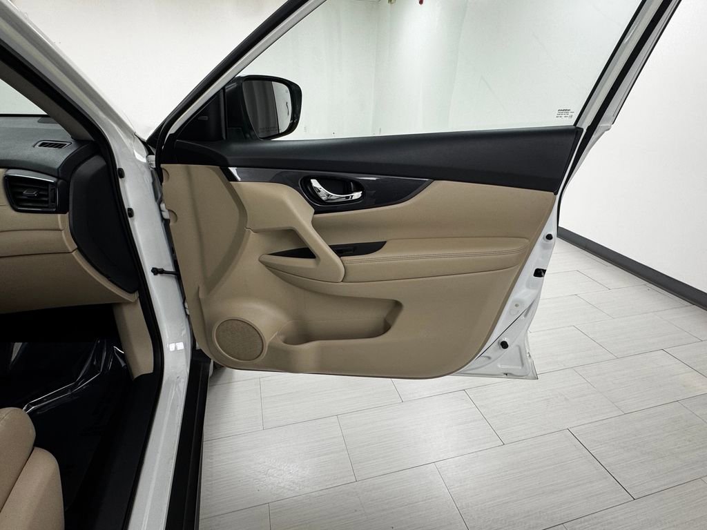 Used 2017 Nissan Rogue SV image 13