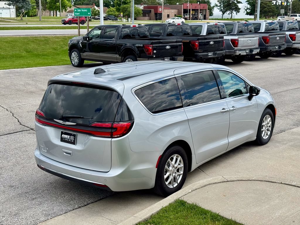 Used 2024 Chrysler Pacifica Touring-L FWD image 6