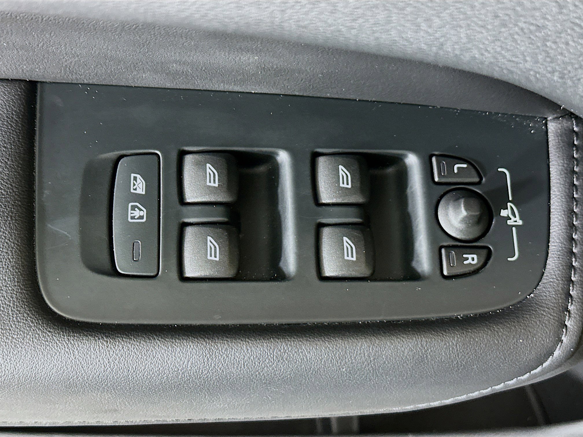 Used 2024 Volvo XC60 B5 Plus image 14