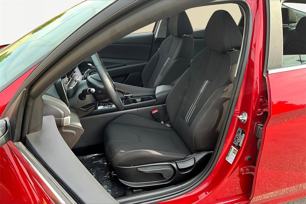 Certified 2025 Hyundai Elantra SEL image 25