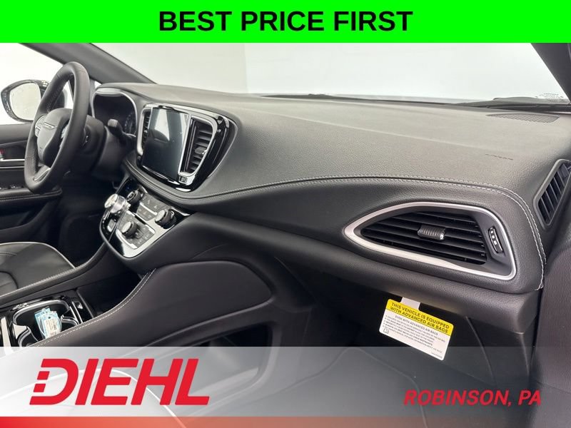 New 2027 Chrysler Pacifica Limited w/ Family Tech Group AWD/4WD image 17