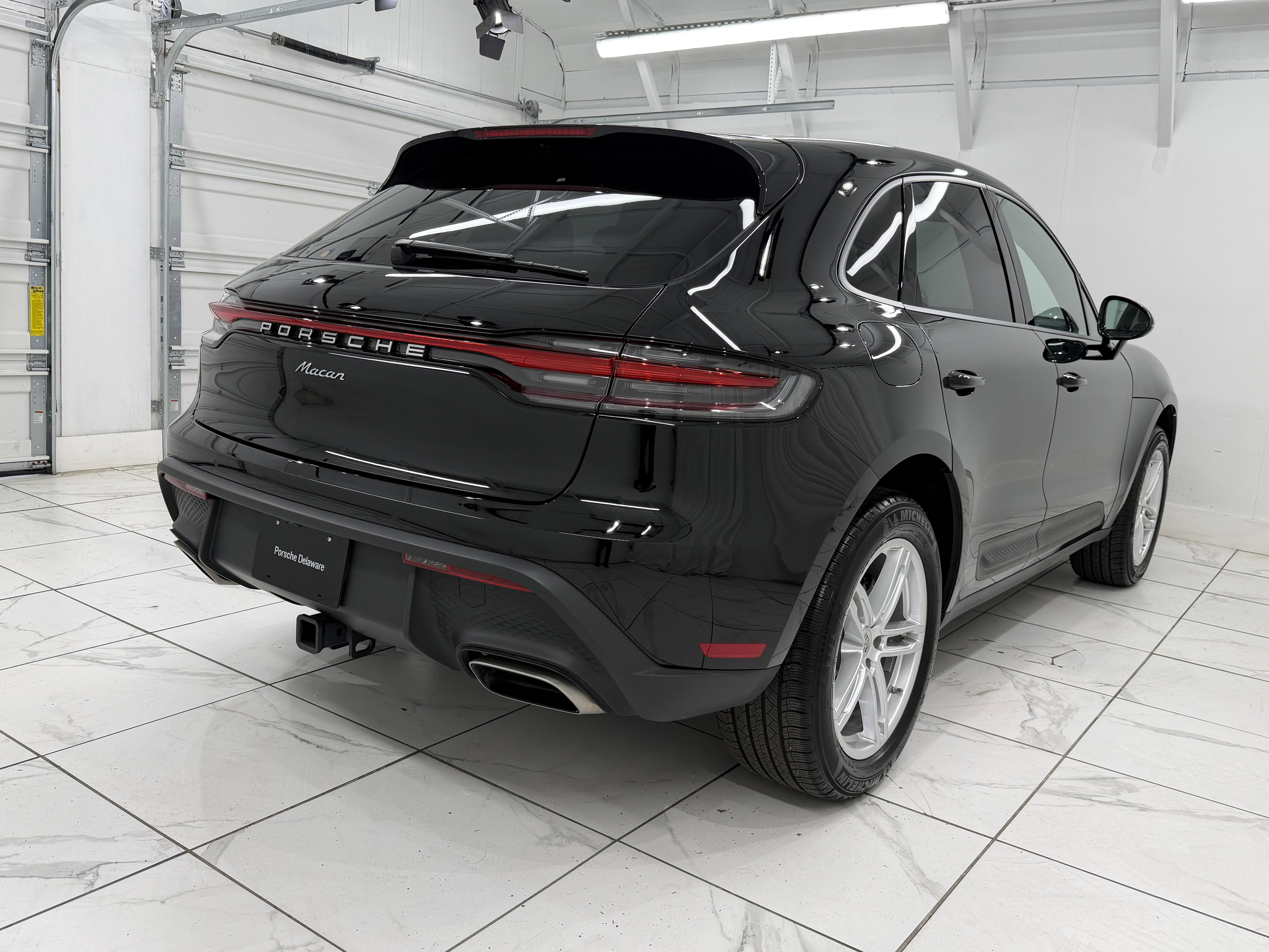Certified 2025 Porsche Macan AWD/4WD image 12