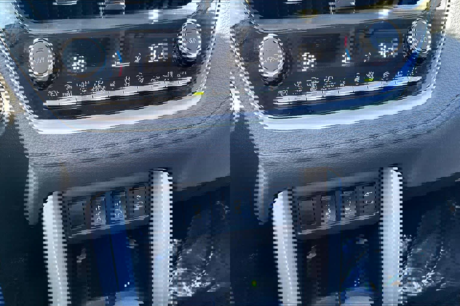 Used 2025 Toyota Corolla Cross XLE w/ Convenience Package image 35