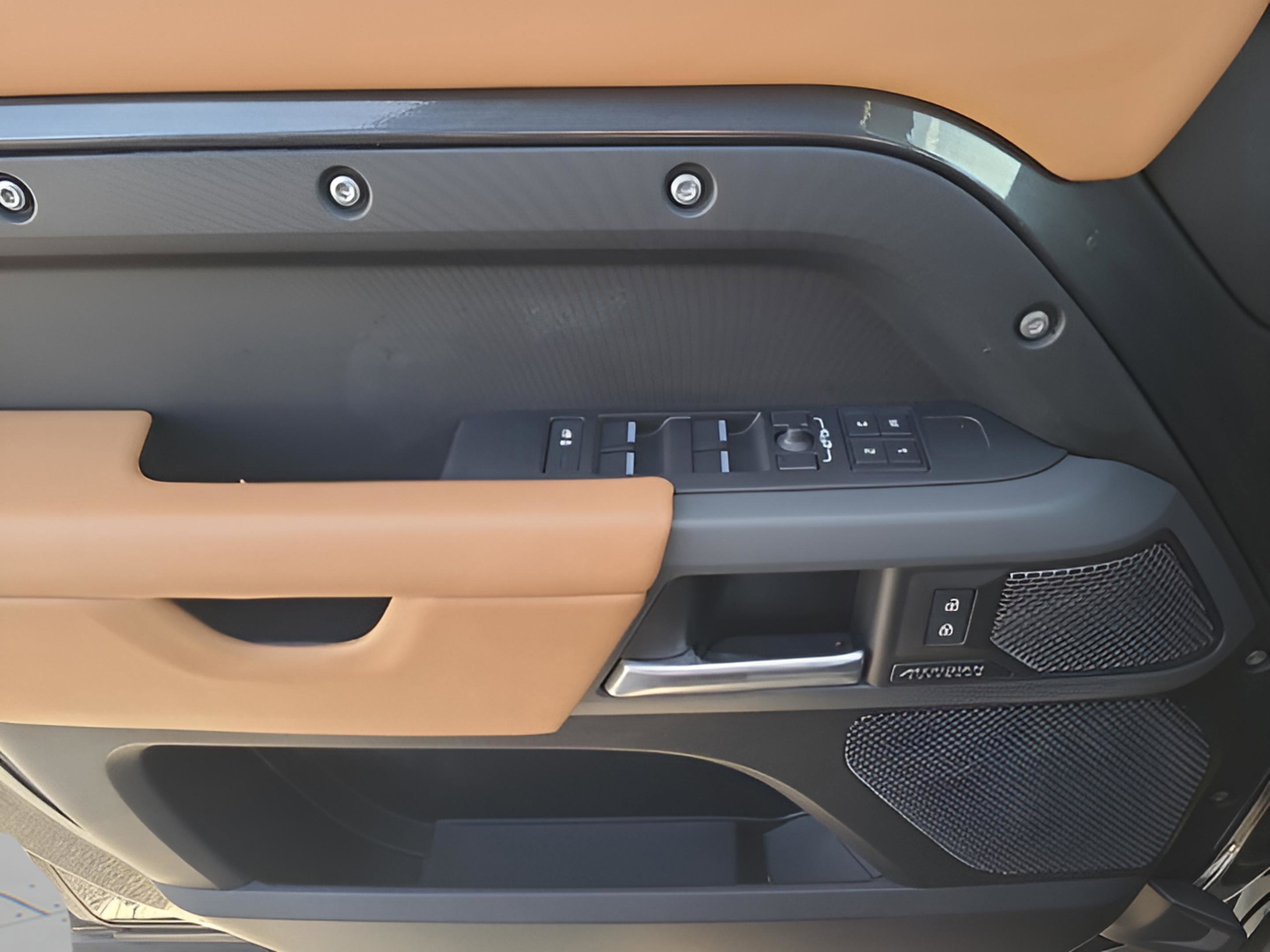 Used 2023 Land Rover Defender 110 X-Dynamic SE image 29