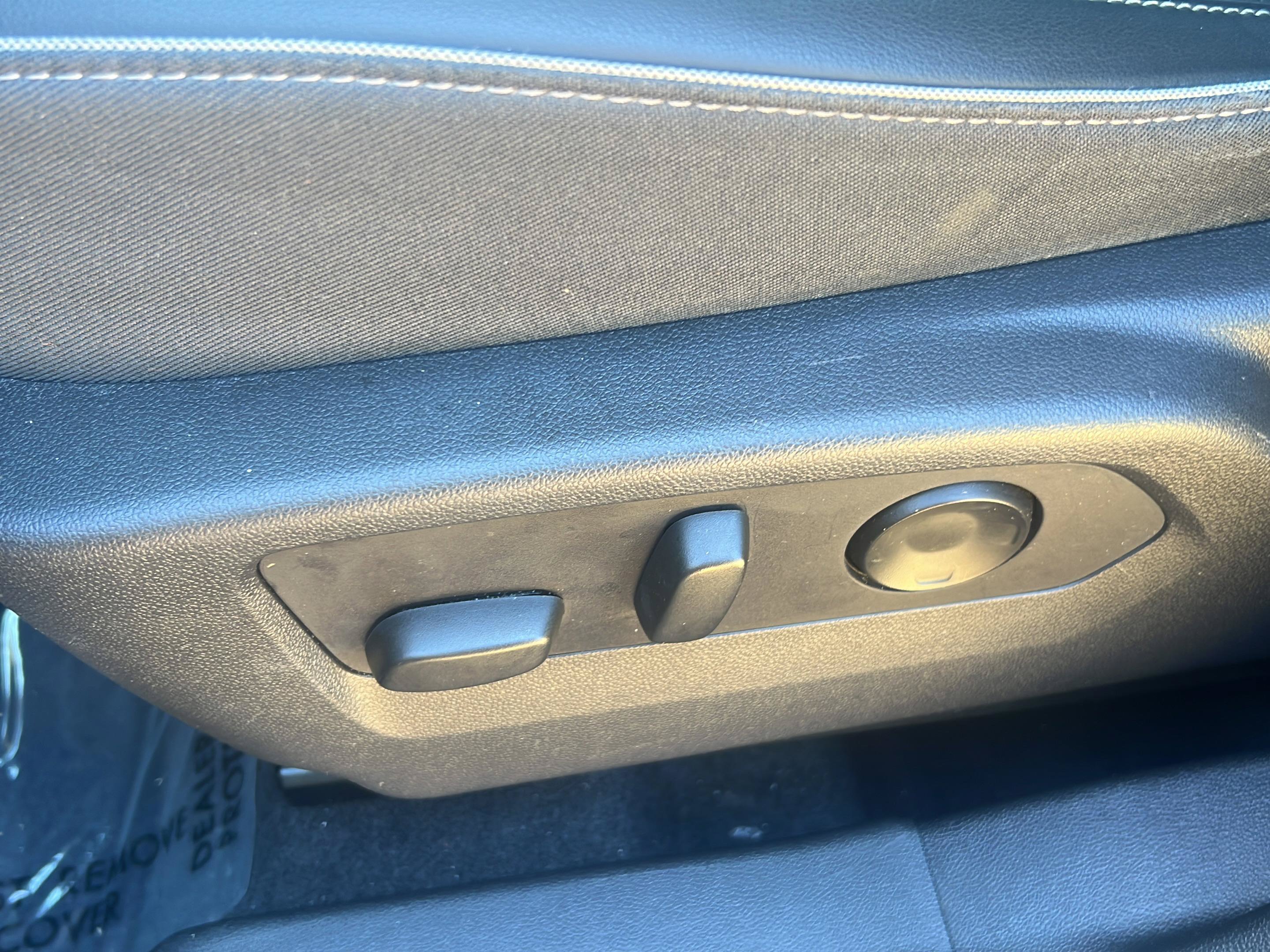 Used 2022 Buick Envision Essence w/ Technology Package I FWD image 23