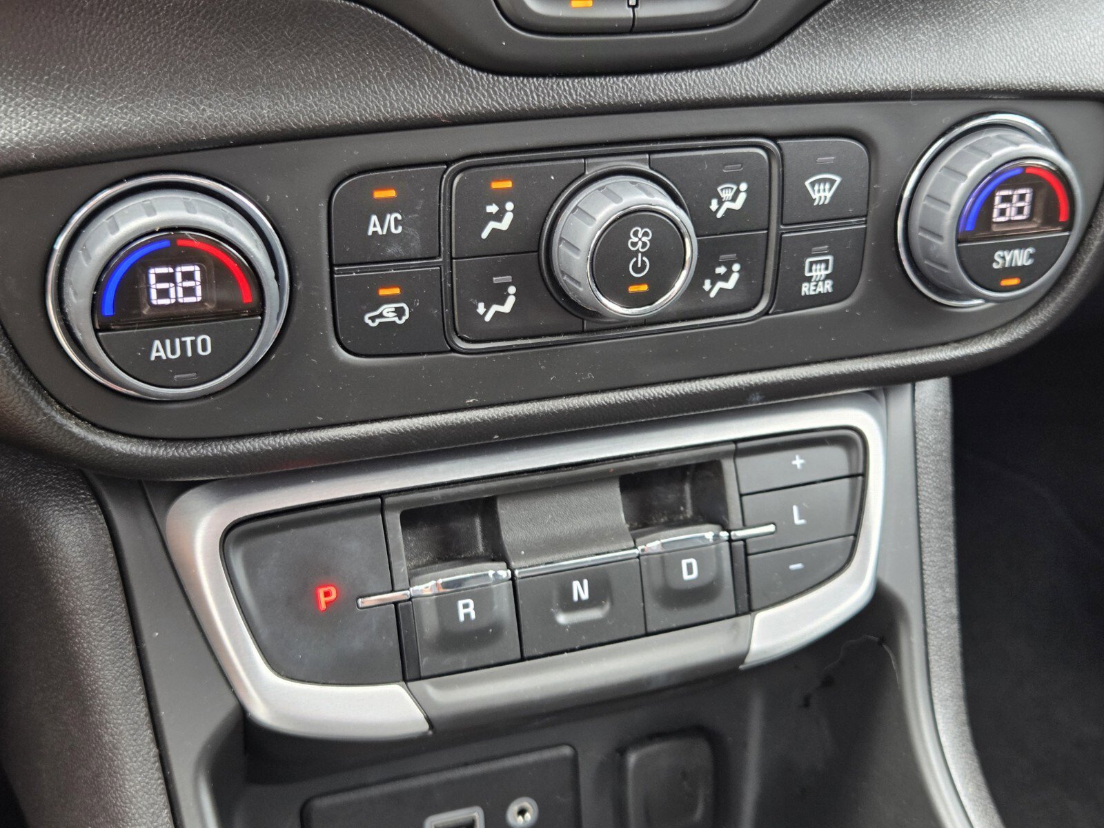 Used 2024 GMC Terrain SLE w/ Driver Convenience Package FWD image 14