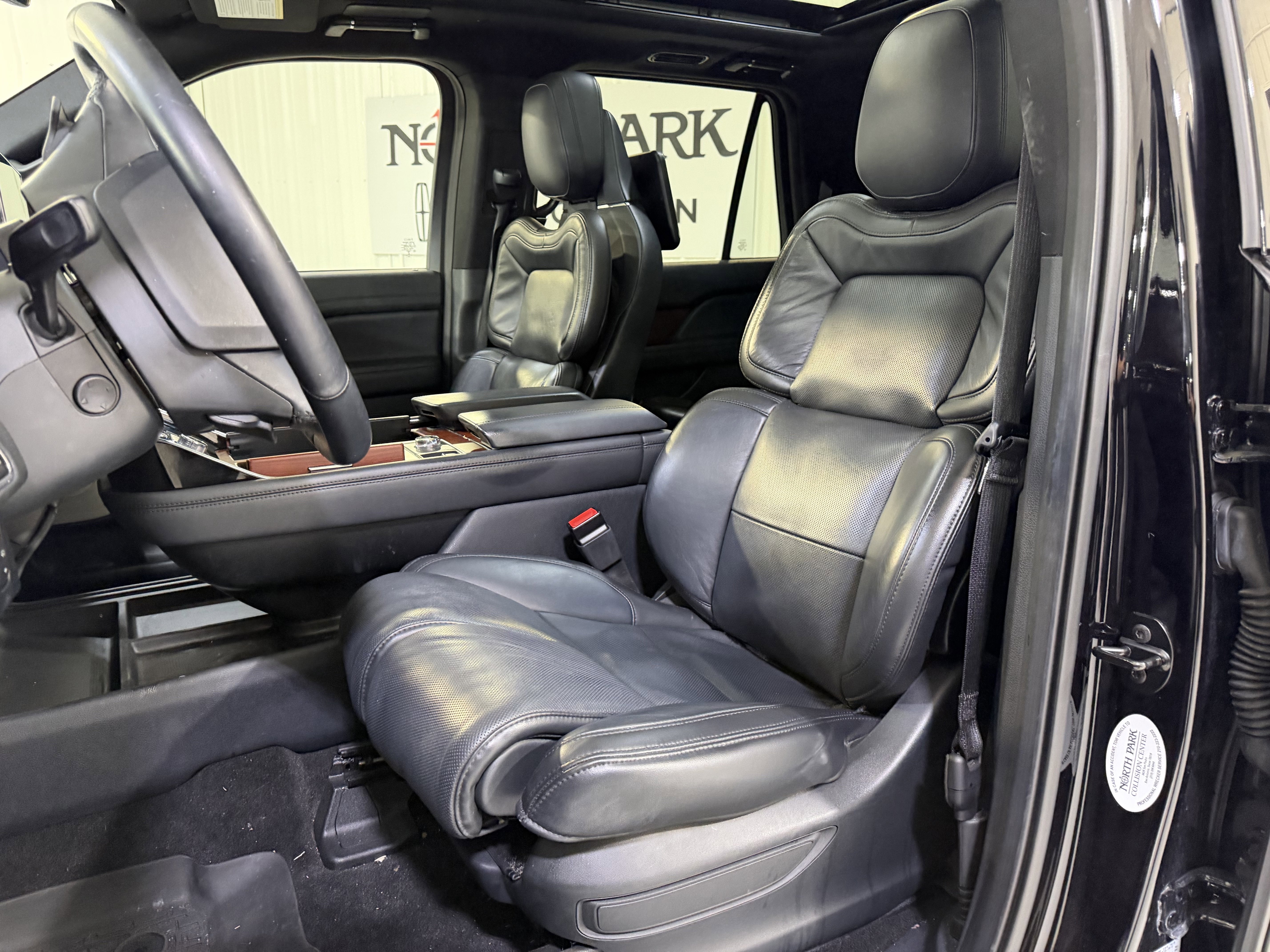 Used 2023 Lincoln Navigator L Reserve AWD/4WD image 9