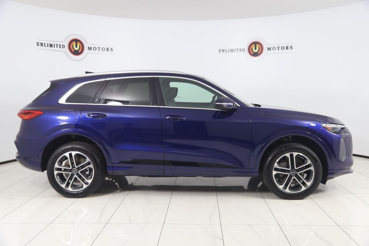 Used 2025 Audi Q5 Premium w/ Convenience Package AWD/4WD image 2