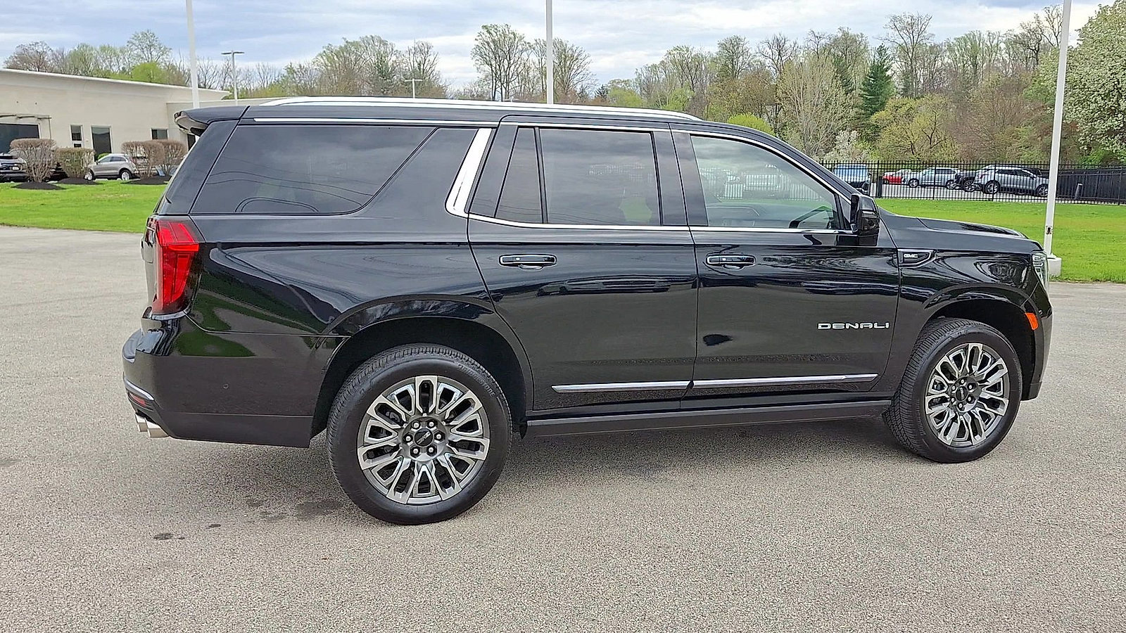 Used 2024 GMC Yukon Denali Ultimate image 9