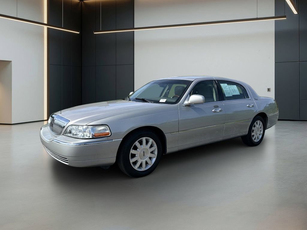 Used 2011 Lincoln Town Car Signature Limited RWD image 1