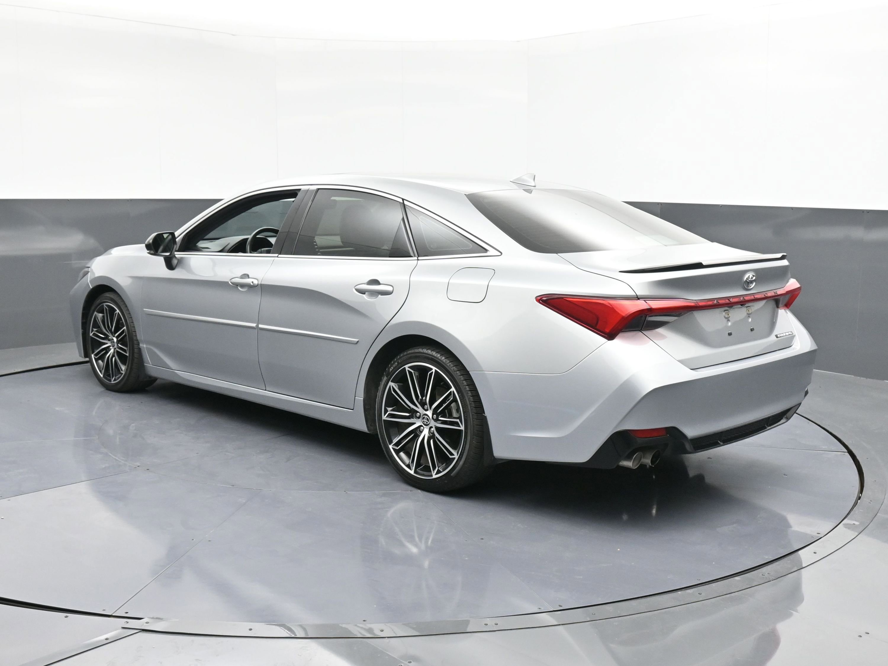 Used 2022 Toyota Avalon Touring image 6