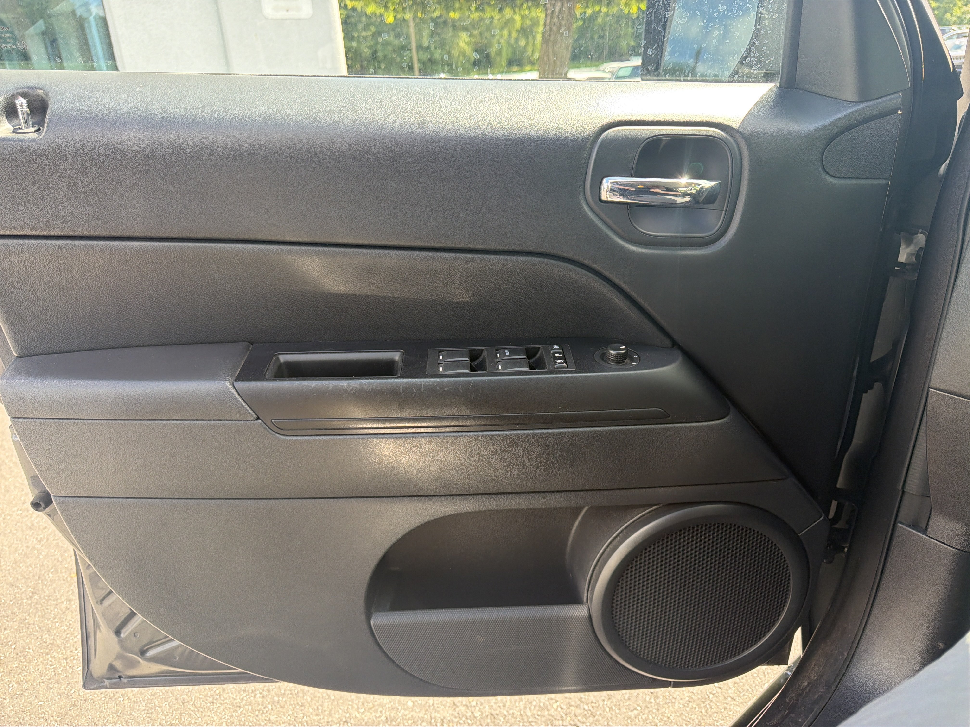 Used 2016 Jeep Patriot Latitude AWD/4WD image 14