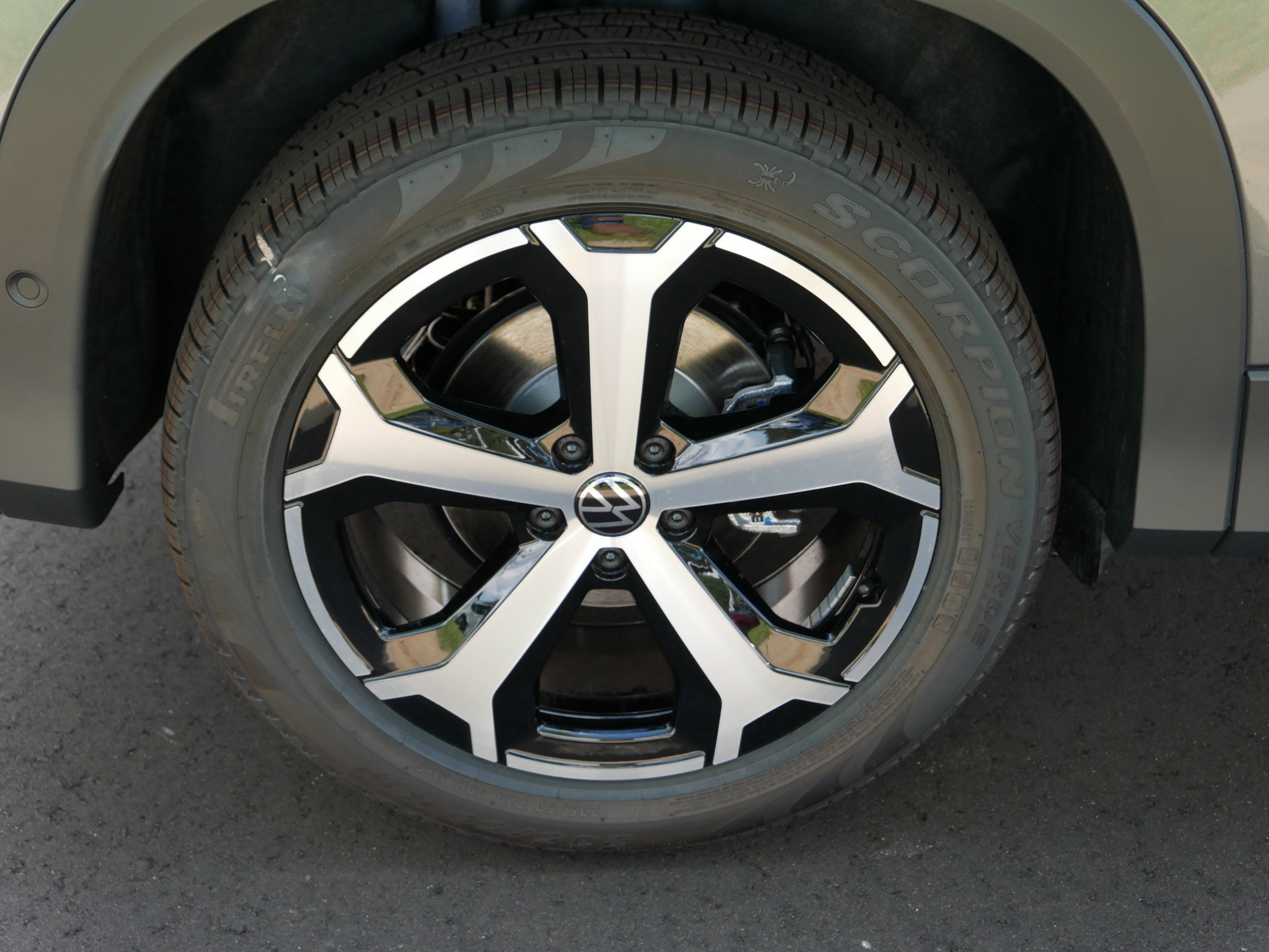 New 2025 Volkswagen Tiguan SE image 5