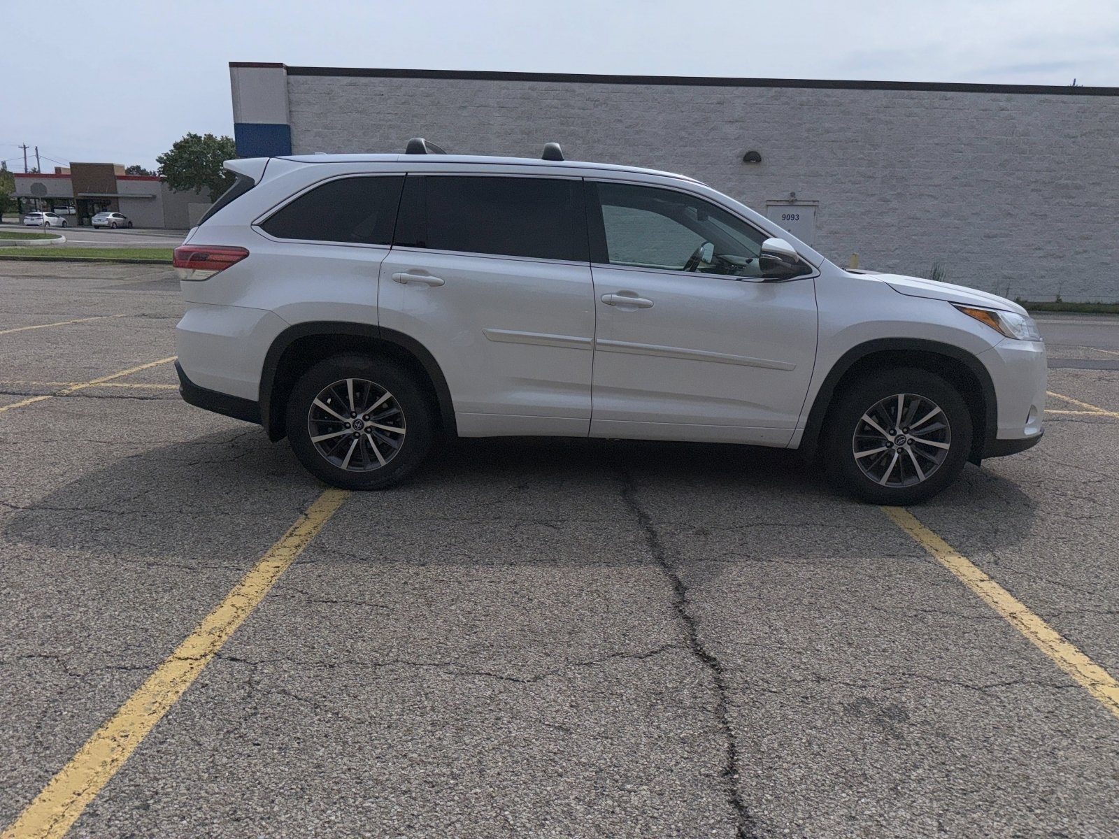 Used 2018 Toyota Highlander XLE AWD/4WD image 12
