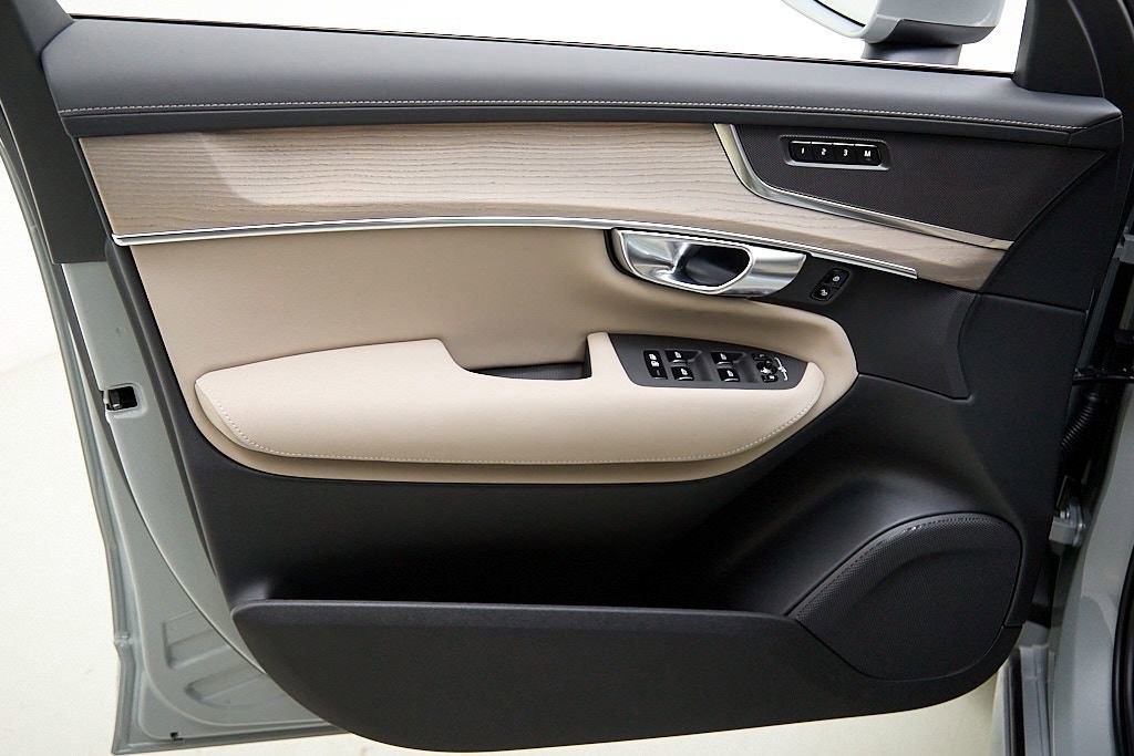 New 2026 Volvo XC90 T8 Plus w/ Protection Package image 10