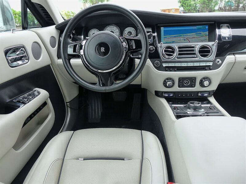 Used 2016 Rolls-Royce Wraith RWD image 19