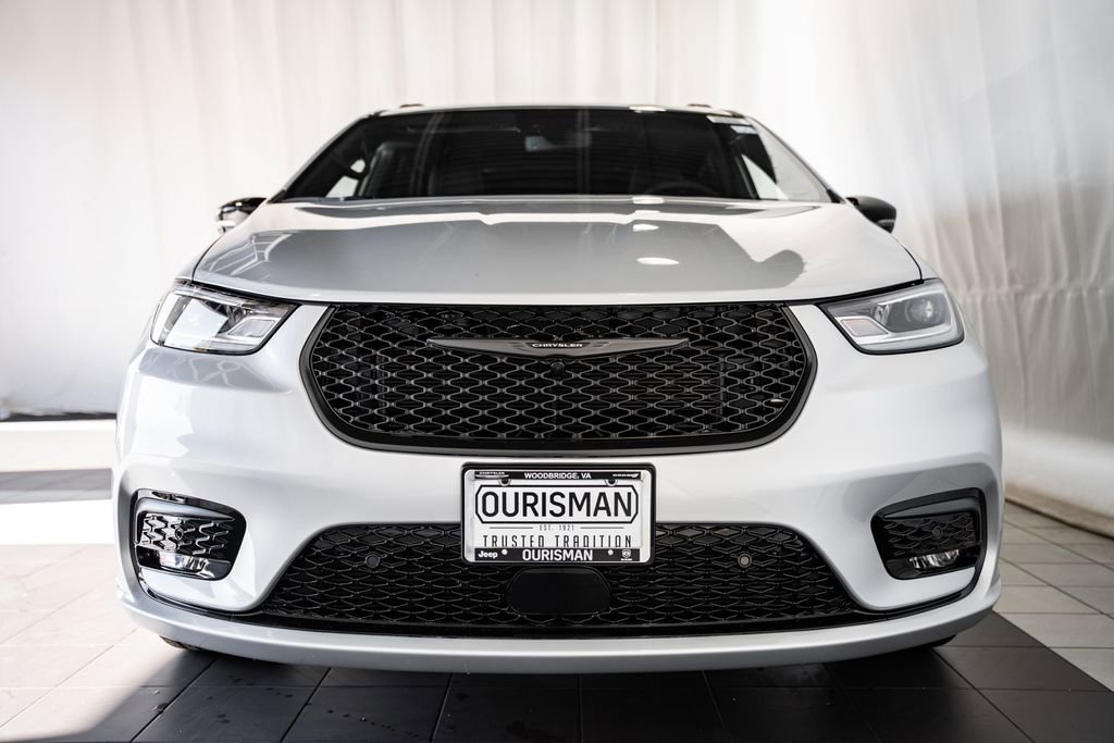 New 2026 Chrysler Pacifica Limited w/ Uconnect Theater Family Group image 2