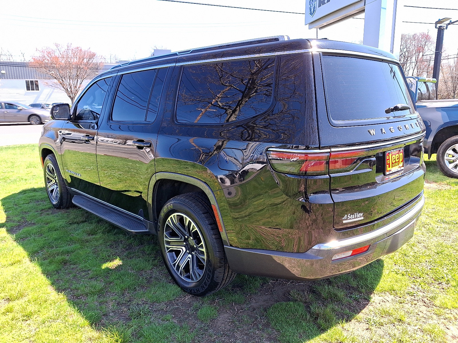 Certified 2022 Jeep Wagoneer Series III w/ Flexible Seating Group AWD/4WD image 4