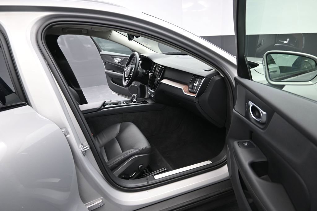Used 2025 Volvo V60 B5 Cross Country Plus AWD/4WD image 16