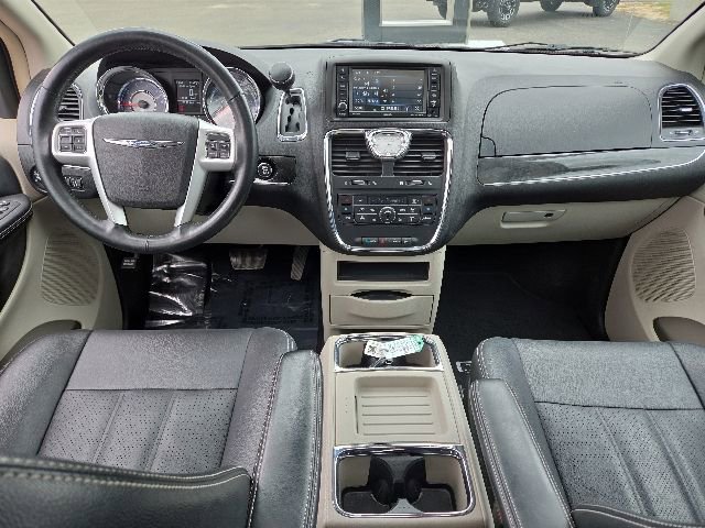 Used 2016 Chrysler Town & Country Touring-L FWD image 33