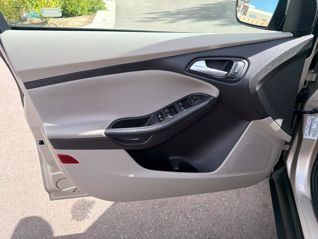 Used 2017 Ford Focus SE w/ Cold Weather Package FWD image 21