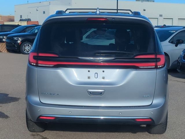 Used 2021 Chrysler Pacifica Touring-L w/ Uconnect Theater Family Group AWD/4WD image 4