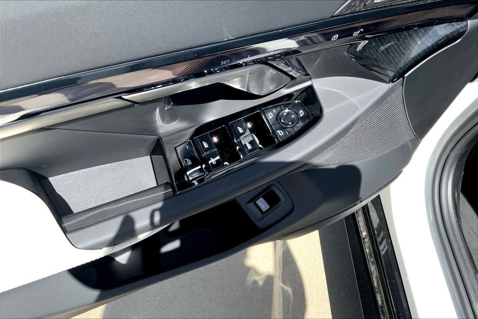 New 2026 BMW 550e xDrive AWD/4WD image 17