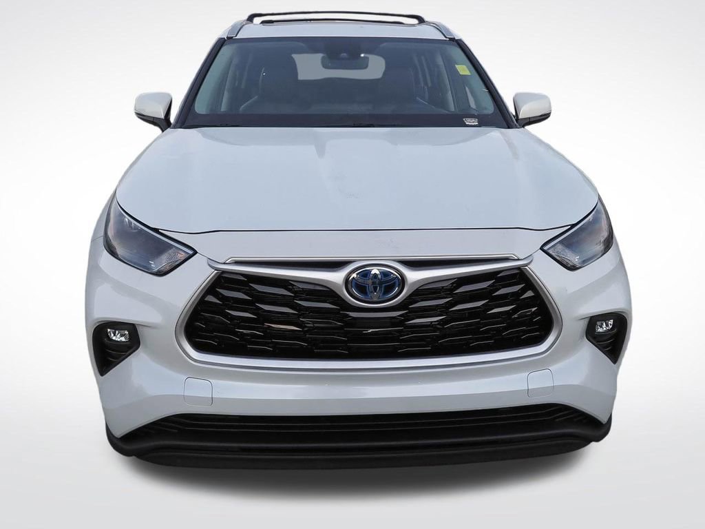 Used 2022 Toyota Highlander XLE image 2