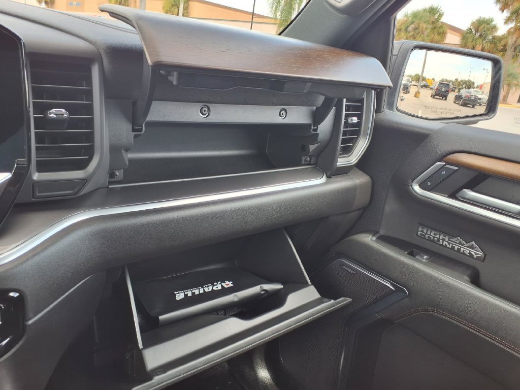 Used 2024 Chevrolet Silverado 1500 High Country w/ Technology Package AWD/4WD image 34