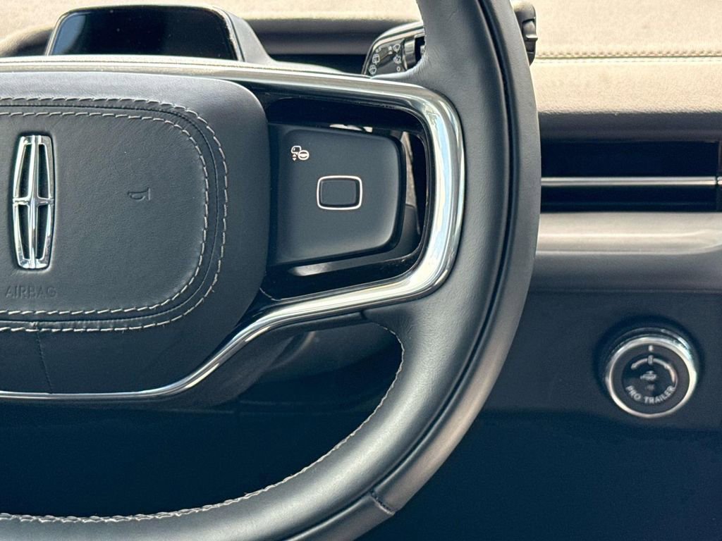 Used 2025 Lincoln Navigator Reserve image 16