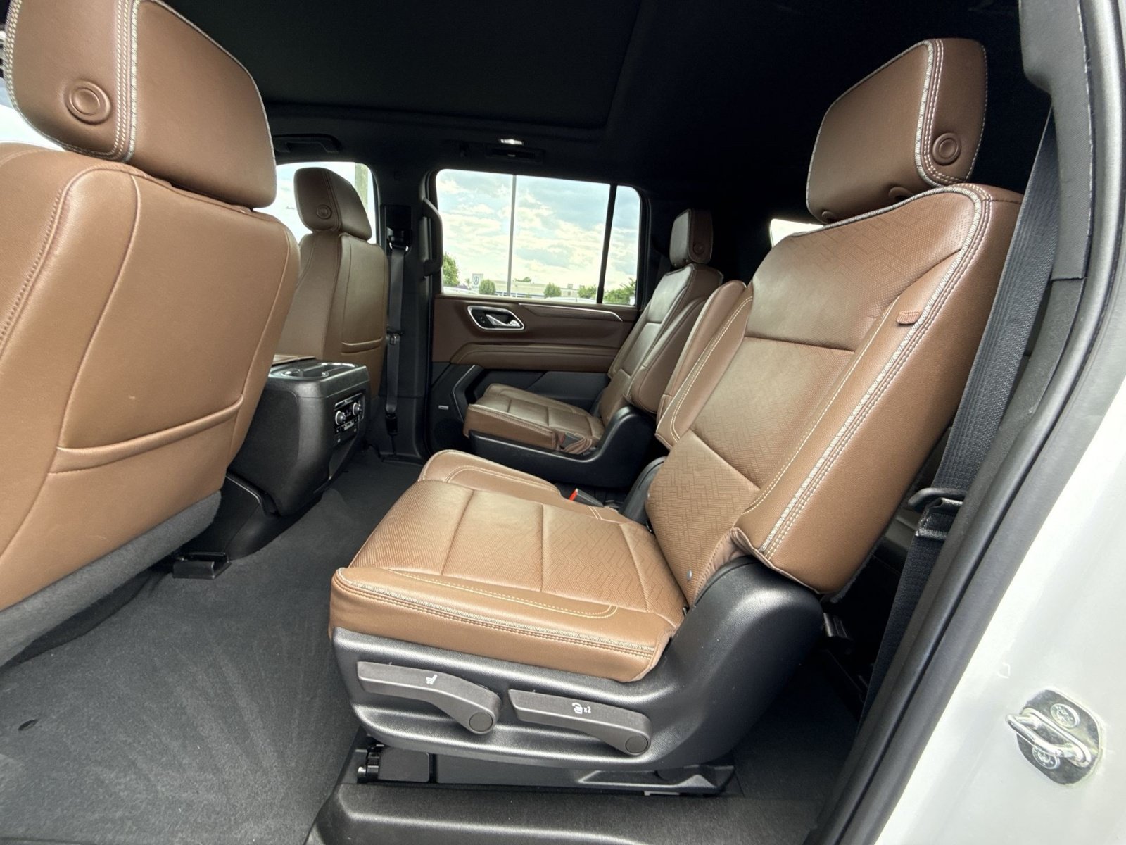 Used 2023 Chevrolet Suburban High Country AWD/4WD image 25