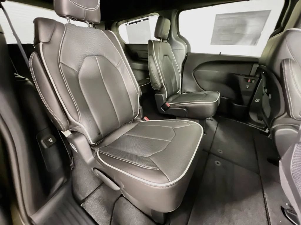 New 2027 Chrysler Pacifica Limited w/ Family Tech Group FWD image 31
