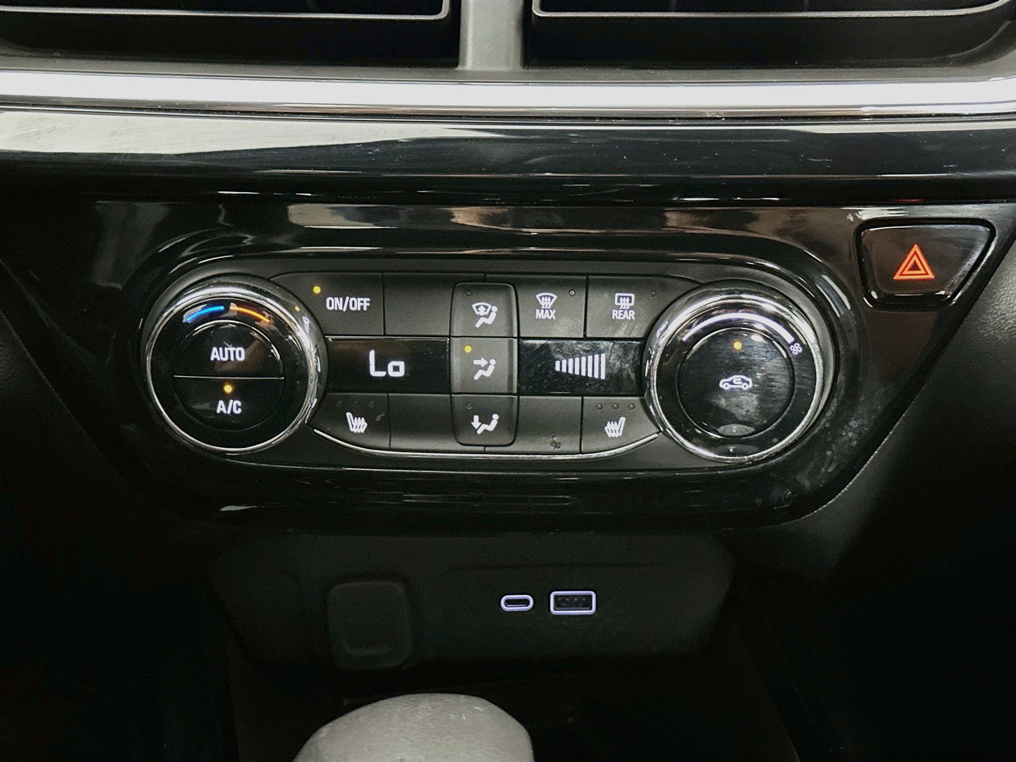 Used 2024 Chevrolet Trax RS w/ Sunroof Package FWD image 24