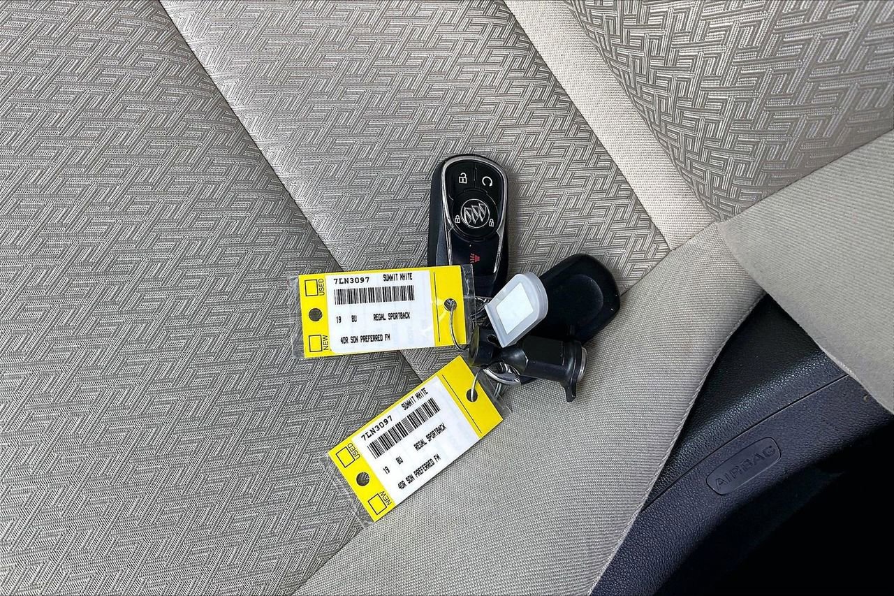 Used 2019 Buick Regal Preferred w/ Sights and Sounds Package image 33