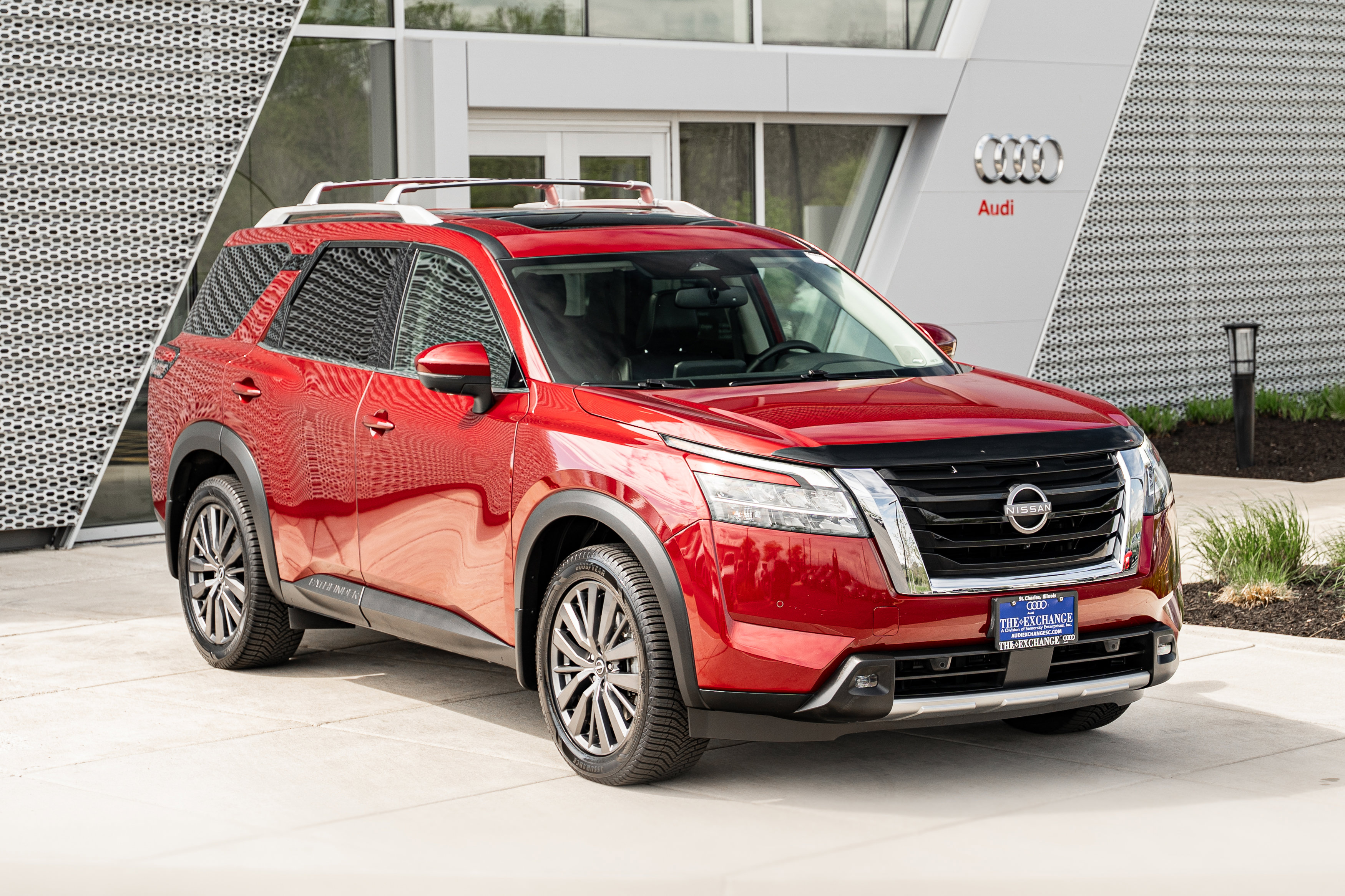 Used 2022 Nissan Pathfinder SL w/ SL Premium Package AWD/4WD image 2