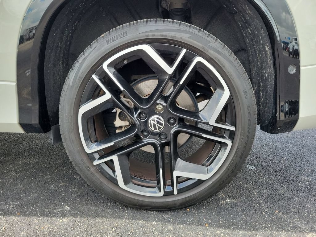 Used 2025 Volkswagen Tiguan SEL R-Line AWD/4WD image 34