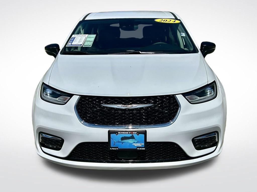 Used 2024 Chrysler Pacifica Limited FWD image 2