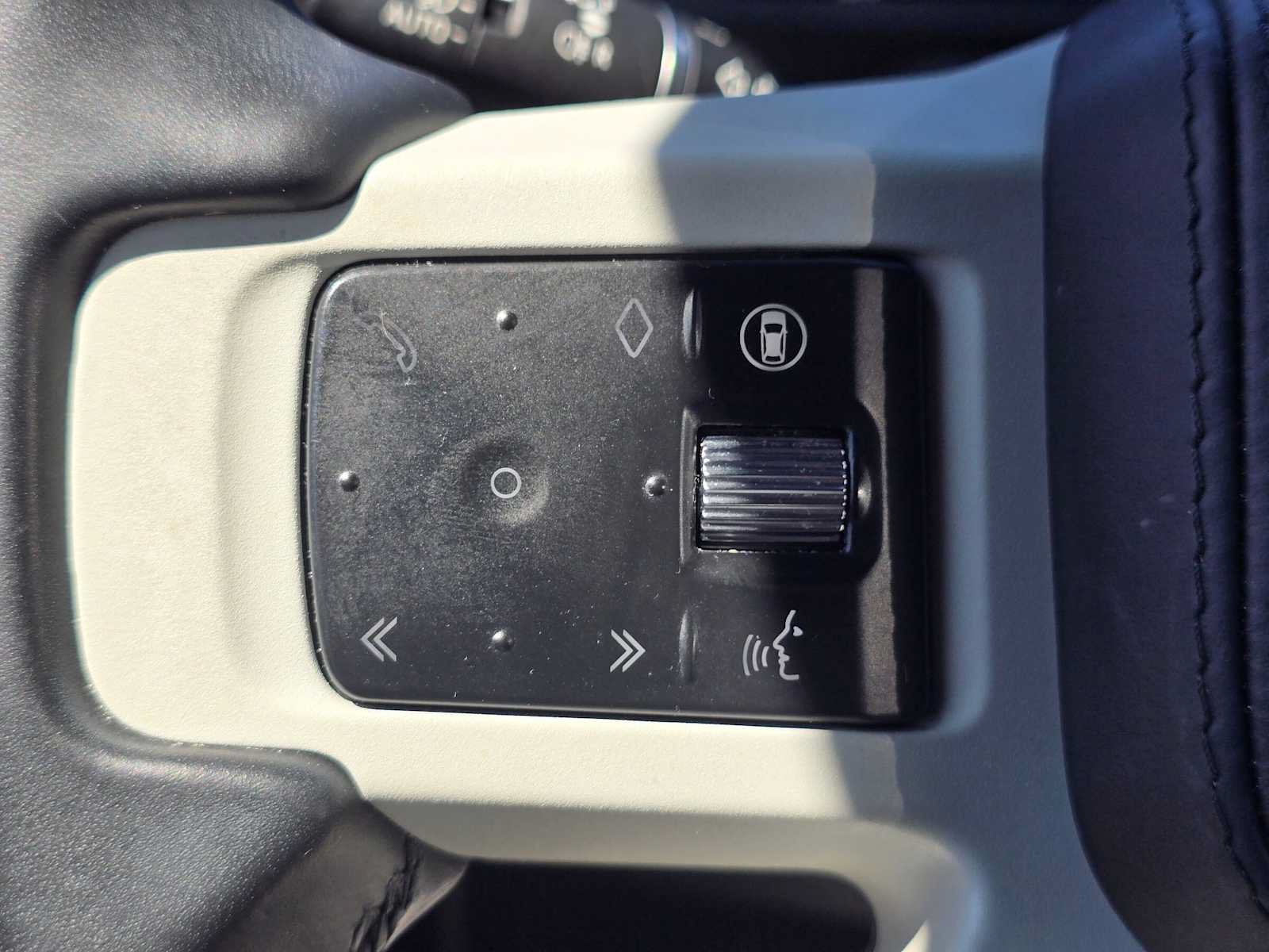 Used 2024 Land Rover Defender 130 X-Dynamic SE AWD/4WD image 33