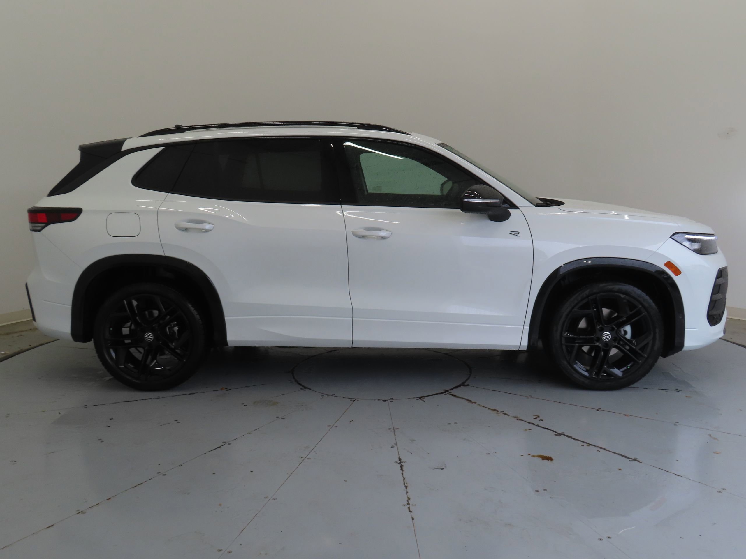 New 2026 Volkswagen Tiguan SE R-Line FWD image 2