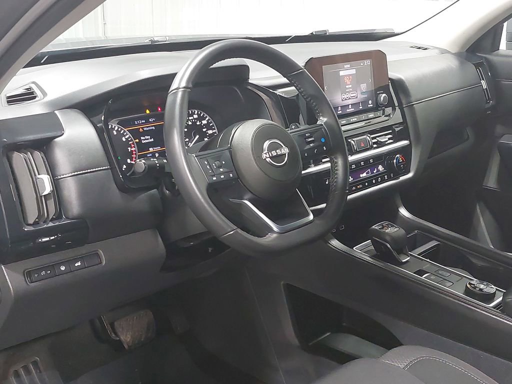 Used 2025 Nissan Pathfinder SV image 18