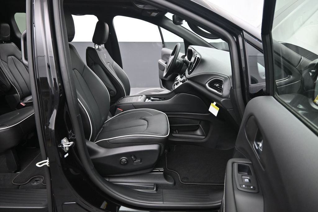 New 2027 Chrysler Pacifica Select FWD image 18